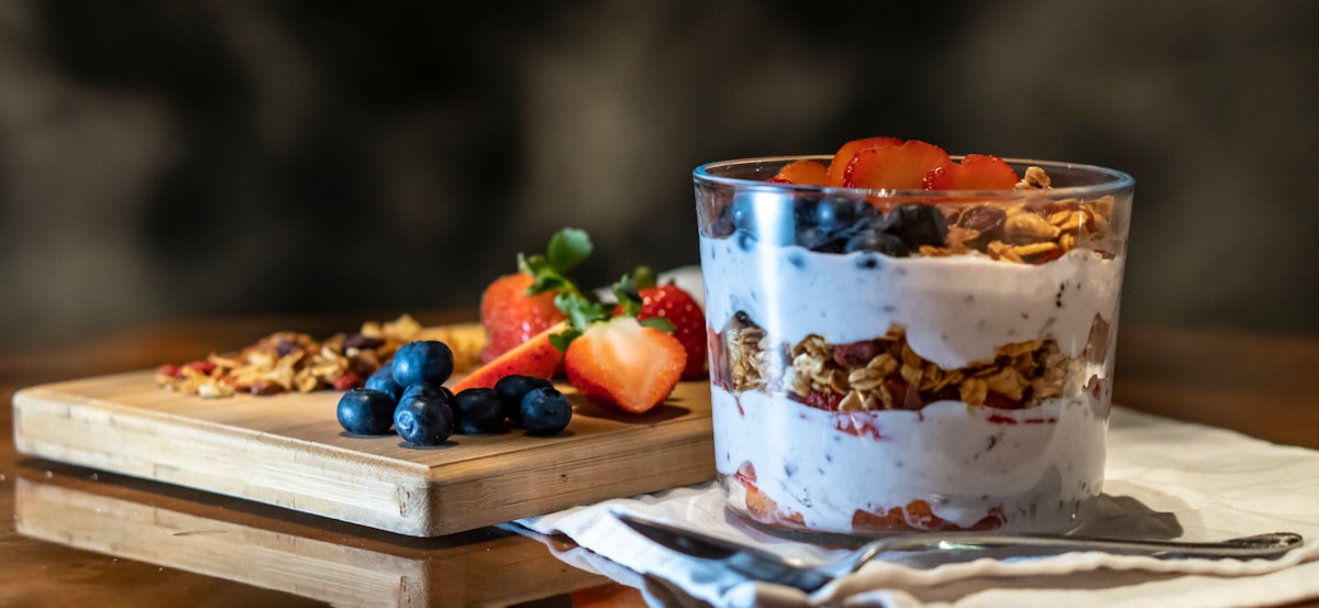 Alimentos ricos en probióticos y fibra prebiótica para una microbiota saludable