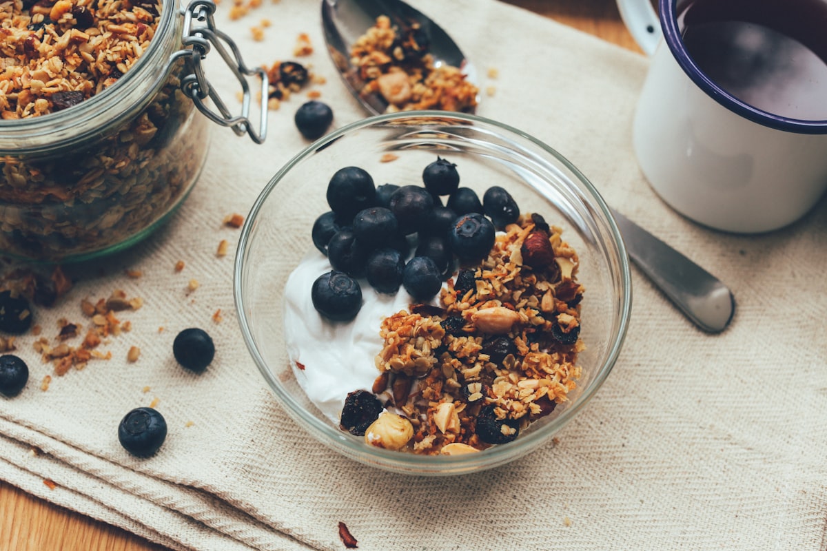 Frutos secos como almendras, nueces y semillas de chía y lino